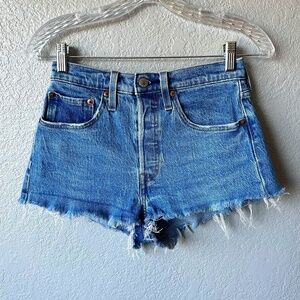 Levi’s 501 shorts cut-off denim shorts sz 26
